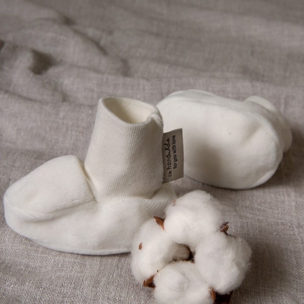 coccoliamo-set-scarpine-neonato-ciniglia-morbidezza-protezione-bianco-e-beige